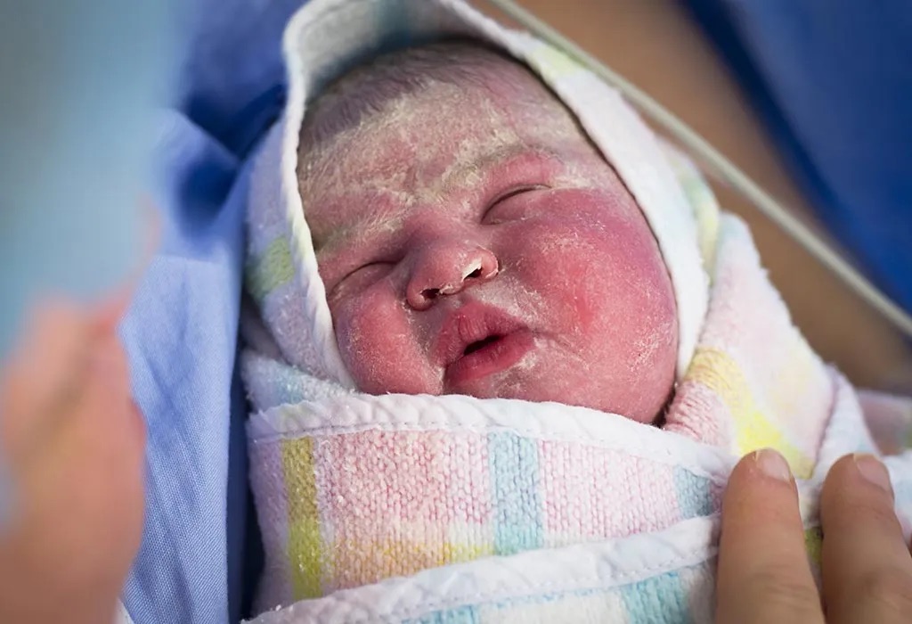 Pourquoi faut il laisser le vernix caseosa sur la peau de bébé après l’accouchement?